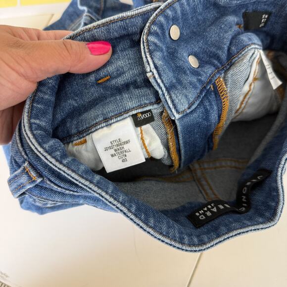 Veronica Beard Jaylen Denim High Rise Pelated Shorts in Waterfall Blue - 23 000 - Picture 5 of 8